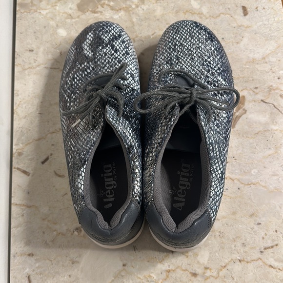 Alegria By Pg Lite Shoes Metallic Snake Print Leather - Picture 4 of 5